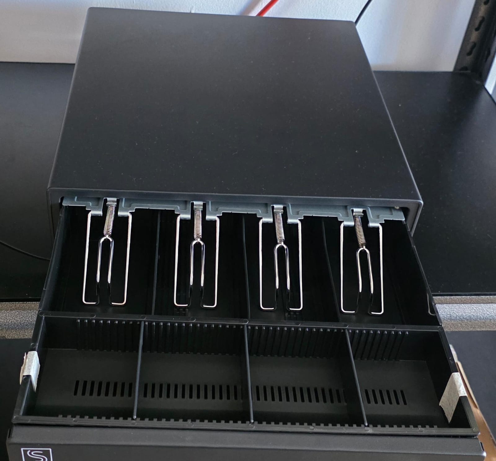 CAJA DE EFECTIVO 4 DEPOSITOS BILLETES Y 4 DE MONEDA